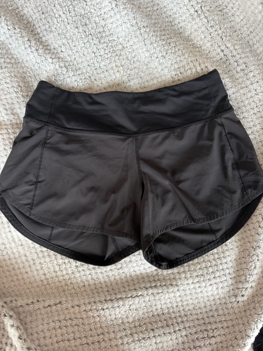 Women’s Lululemon speed up shorts - size 6 excellent like new condition.